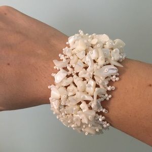 Creamy shell and bead bracelet